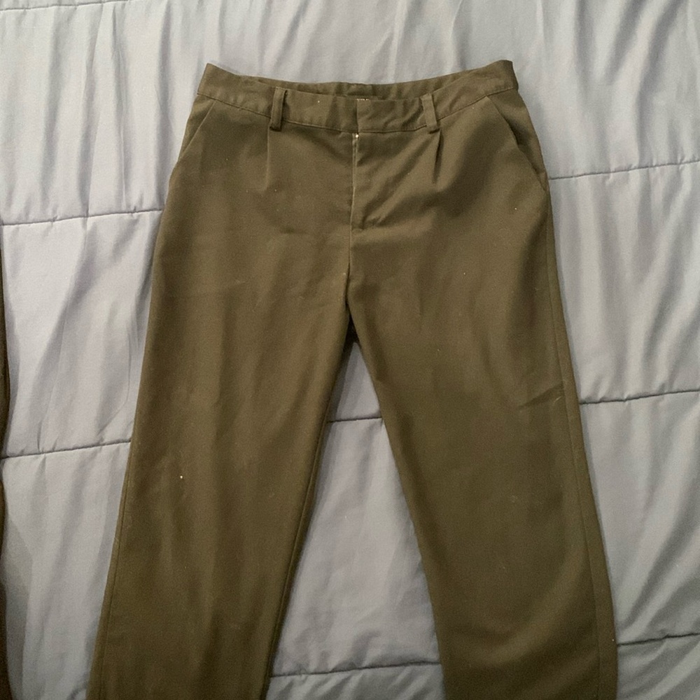 Black pants, cropped